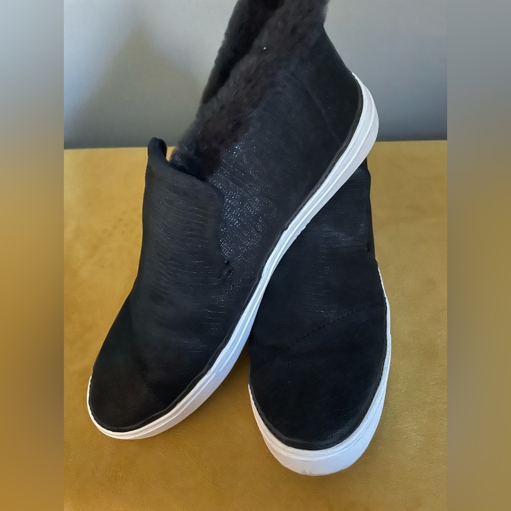 Tom’s black shoes